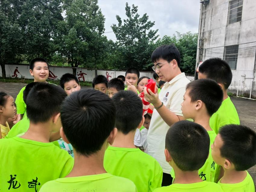 武汉学院：“嗖”的一声瓶上云霄！微光筑梦支教队用废品为孩子们解锁航天课堂