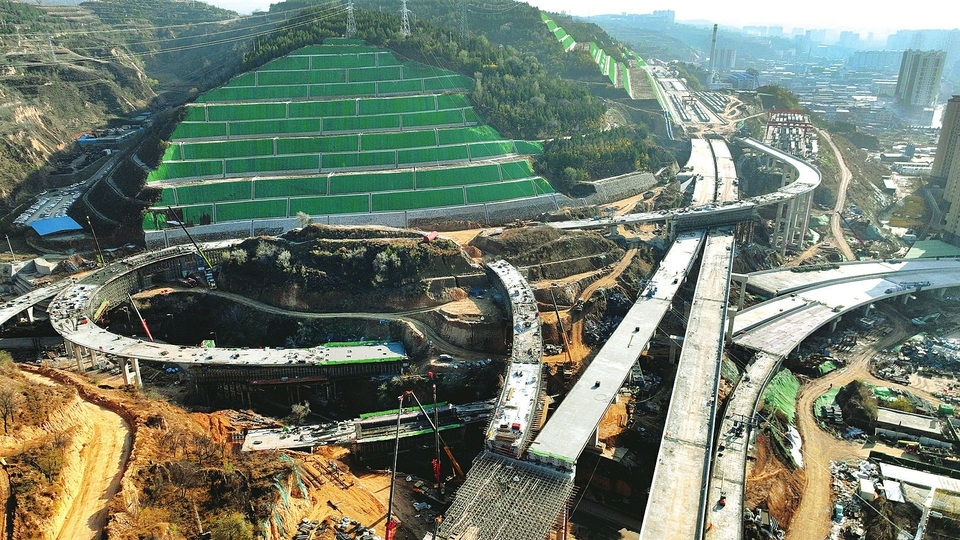 吕梁新区快速路建设现场：工人正在紧锣密鼓施工