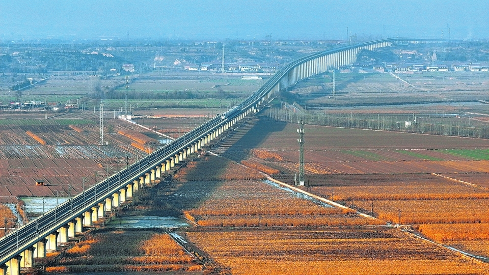 高铁飞驰入画来