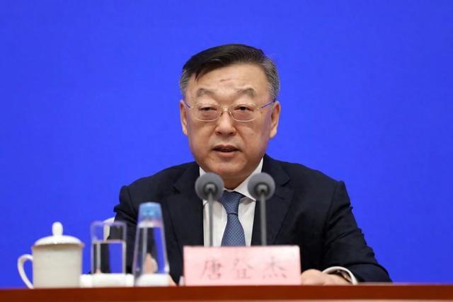 5月8日，唐登杰主持召开省委理论学习中心组集体学习会