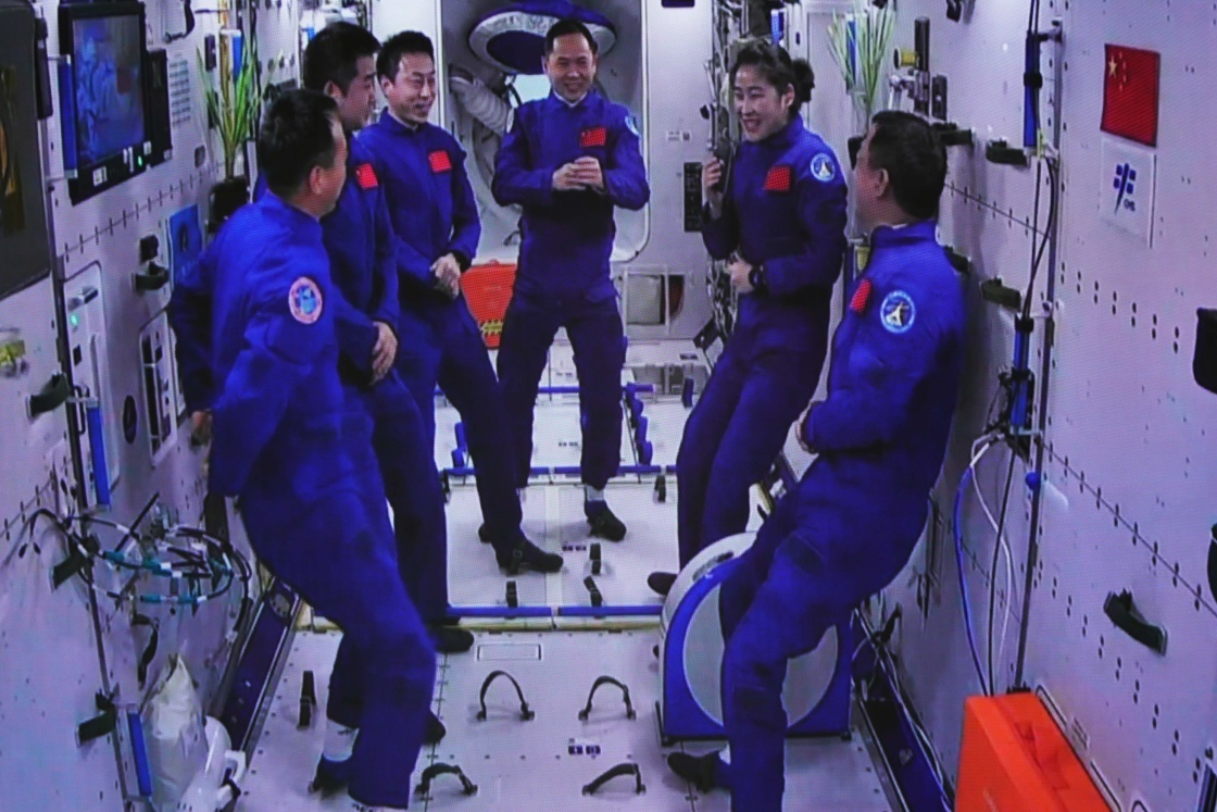 开启太空新长征：写在中国航天员乘组首次太空相会之际