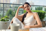 秋瓷炫穿吊带裙靓丽吸睛 读书品咖啡秒变知性美人