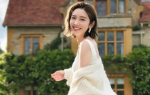 唐艺昕漫步英国乡村心情大好！回眸甜笑明媚动人