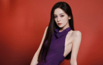 娜扎身穿紫色露背裙大方秀曼妙身姿 肌肤白嫩光滑