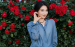 刘涛牛仔衬衫花墙大片 温婉大方尽显明丽气质