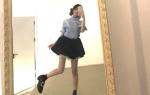 鞠婧祎晒对镜自拍美照 穿黑色小短裙秀纤细美腿