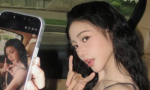 谢可寅穿黑吊带车内随拍 雀斑妆灵动俏皮元气鲜活