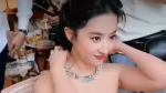 刘亦菲化妆vlog俏皮对镜互动 鲜活灵动美出新高度