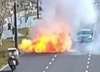 电瓶车骑行中突然自燃秒变大火 事故未造成人员受伤