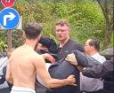 两名外籍游客“公主抱”救人，救人后默默离开现场