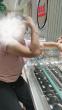 女子试金手镯被指磕出坑 店员不让走 试戴纠纷引发争议