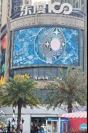 西安一商場(chǎng)大屏播放巨大電風(fēng)扇