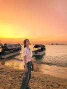 宋茜海邊看落日氛圍感拉滿 穿白T牛仔褲簡單又溫柔