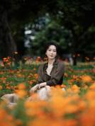 陳數(shù)分享秋日田園風(fēng)美照 置身花海溫柔知性