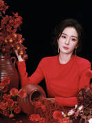 杨幂穿红裙拍摄写真 暗红丝绒浓烈也慵懒