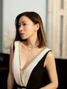 佘诗曼穿束身长裙身姿窈窕 出席游园会明媚又自信