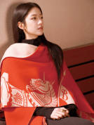 向涵之黑长直造型气质清冷 垂眸浅笑松弛又温柔