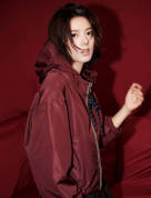 赵今麦穿运动外套又甜又酷 眼神沉静尽显优雅大气