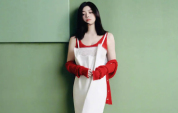 陈妍希红白叠穿甜笑俏皮 发丝飞扬尽显少女感