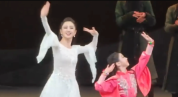 佟丽娅与小酒窝同台表演舞剧！二人舞姿优美好养眼
