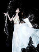 林允一袭白裙变身海底神女 侧颜绝美清冷感拉满