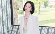 宋慧乔穿蕾丝纱裙散发成熟魅力 笑容浅浅仪态万千