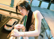 鞠婧祎更新营业美照！穿绿色小吊带清凉感十足