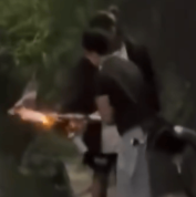 狄莺孙鹏之子被警方带回调查 因测试自制喷火枪
