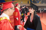 李思潼分享毕业典礼随拍 穿学士服甜笑温柔明媚