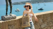 唐艺昕穿印花吊带海边度假 灵动松弛氛围感拉满
