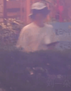 包贝尔被曝和美女疑进同间房 戴渔夫帽全程低调