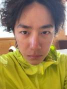 王一博INS晒自拍照 怼脸镜头下脸部泛红状态好真实