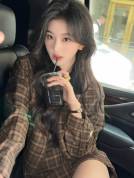 孔雪儿穿棕色格纹外套 慵懒松弛美拉德风好吸睛