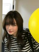 徐若晗穿条纹衫 齐刘海造型元气软萌少女感拉满