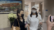 江祖平现身被性侵案庭审 头戴白色棒球非常低调