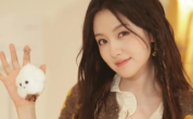 李兰迪身着花纹针织开衫 甜美元气慵懒治愈