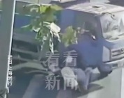 幸好戴了頭盔保一命！女子被卡車碾過頭盔粉碎死里逃生