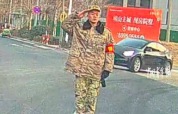 司机礼让部队车辆军人摘手套敬礼 当事人：感觉很帅