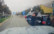 交警回应女子作不雅手势被后车撞击，正在全力调查此事