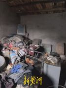 身份不明老人与鸡鸭同住环境恶劣 救助对象身份成谜