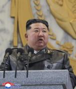 金正恩多次竖大拇指点赞阅兵式 展现坚定国防立场