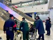老人候车室倒地铁警助其脱险 紧急救援保平安