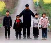 只有1个老师和4个学生，全校所有人都是班干部