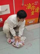 在地铁上用外套擦血的女孩报平安 善举感动全网