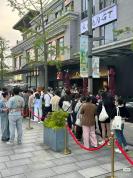 文章面馆一碗油泼面32元肉夹馍18元 食客排队超30米