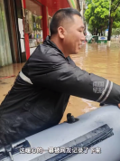 广西钦州一男子在大雨中开“顺风舟”搭市民上班
