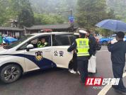 游客突发身体不适 警民联手紧急救援 警车护送就医