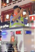 民警化身拍照工具人：拍完他的拍你的 意外营业暖人心