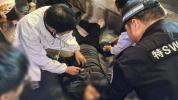 人海中开出“生命通道”公安极速救援 3分钟紧急救助