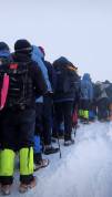 海拔5000米的雪山都堵成了人山 五一高峰排队超一小时